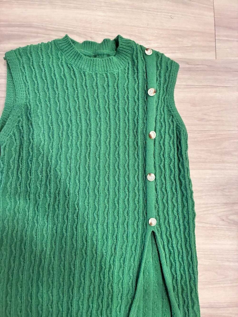 Women’s Green Knit Vest Size L 8/10 Button Side Split Sleeveless Sweater Top
